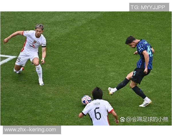 国米与巴萨激战正酣谁能在欧冠赛场上笑到最后